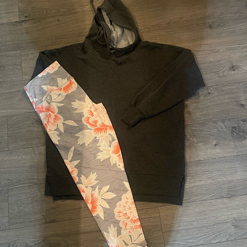 Aerie XL floral leggings w/free long dark grey oversized hoodie - Picture 1 of 5